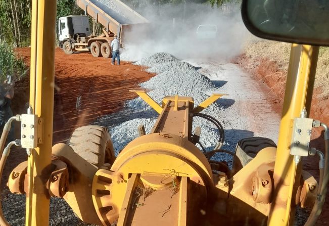 Manutenção de estradas rurais avança em Itapetininga e bairros Mato Seco, Retiro e Gramadinho recebem melhorias