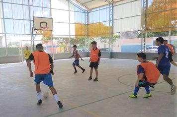 Atividades diversas e de lazer sendo desenvolvidas na Quadra Poliesportiva do Jardim Bela Vista