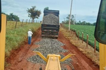 Secretaria de Serviços Públicos executa manutenção na Estrada Julieta Carneiro de Oliveira, no bairro Sabiaúna