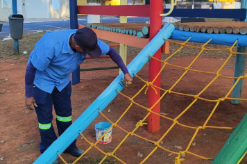 Secretaria de Serviços Públicos realiza serviços de pintura em diferentes pontos da cidade