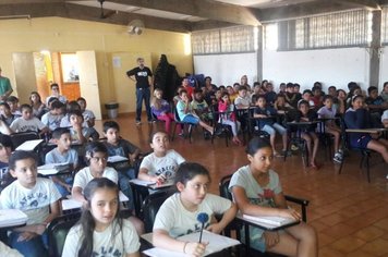 Crianças e adolescentes assistem a palestra “Posse Responsável de Cães e Gatos” da Zoonoses