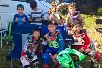 Jovens atletas de Itapetininga se destacam em Campeonato de Motocross em Guapiara