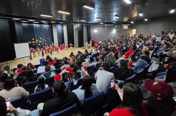 Sarau de Natal promovido pela EMEIF “Profª Zilá de Freitas Marão” emociona público no Auditório Municipal Alcides Rossi