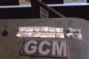 Guarda Municipal de Itapetininga apreende drogas e motocicleta na vila Arruda