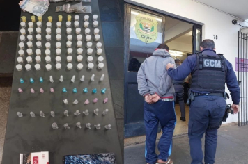 GCM de Itapetininga apreende mais de 100 porções de drogas em ação na Vila Sônia