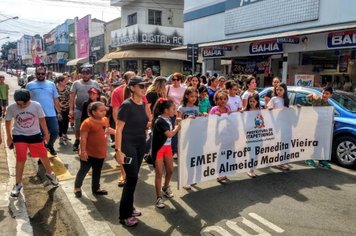 “Caminhada Literária 2019” reuniu dezenas de crianças, pais e profissionais da educação em Itapetininga