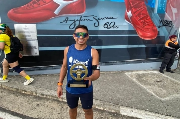 Atleta Tiago Motoka de Itapetininga sobe ao pódio em 1º lugar no Ayrton Senna Racing Day, em São Paulo