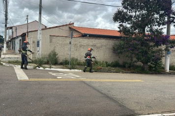 Prefeitura intensifica serviços de roçada e limpeza em diversos pontos da cidade