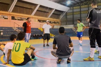Itapetininga e Alambari estreiam hoje na Copa TV TEM