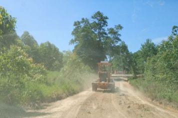 Prefeitura de Itapetininga realiza manutenção da estrada entre o bairro da Pescaria e o Distrito do Rechã