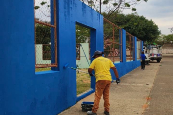 Secretaria de Serviços Públicos realiza pintura da Praça do Jardim Maria Luiza