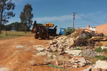 Prefeitura de Itapetininga realiza remoção de entulho da construção civil na Rua Francisco Weiss Júnior e na Vila Piedade