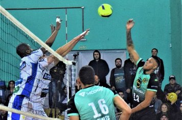 Vôlei Itapetininga tenta primeira vitória em casa neste sábado (14), contra Taubaté