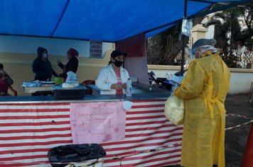 Mais de 1200 máscaras são distribuídas na Feira Livre neste domingo (28)