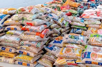 Esportistas doaram alimentos e brinquedos para campanhas sociais