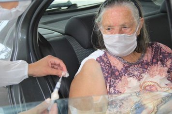Idosos acima de 79 anos receberam a 1ª dose da vacina no Atende Fácil