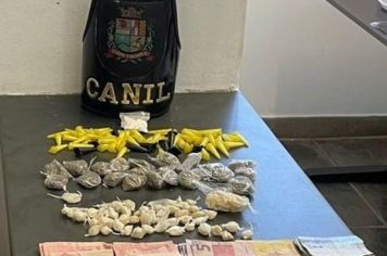 GCM Itapetininga prende suspeito em flagrante com mais de 130 porções de drogas na vila Mazzei