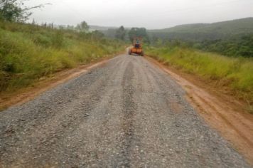 Prefeitura de Itapetininga faz manutenção e cascalhamento nas estradas do Canta Galo, Campo Grande e Vatinga