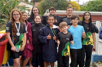 Atletas de natação de Itapetininga demonstram habilidade e sobem ao pódio no Festival no Grêmio União Sanroquense