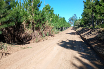 Prefeitura realiza nivelamento em estrada do bairro da Pescaria