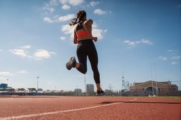 Atletismo da Prefeitura em parceria com o SESI de Itapetininga atende crianças e adolescentes com idades entre 6 e 15 anos