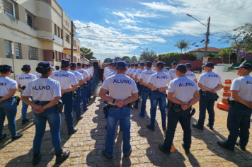 Alunos da GCM e Guarda Aprendiz de Itapetininga ajudam no carregamento de doações para Novo Hamburgo/RS