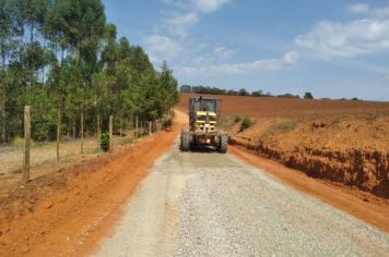 Prefeitura de Itapetininga faz manutenção e cascalhamento nas estradas de terra do bairro Cerrito e Turvo dos Rodrigues