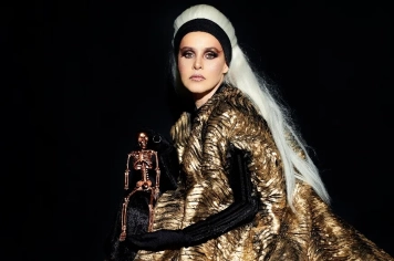 Atriz Leona Cavalli apresenta o espetáculo “Elogio da Loucura” no SESI em Itapetininga