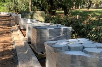 Prefeitura instala guias e sarjetas e, em breve, começa colocação de lajotas na Vila Sotemo