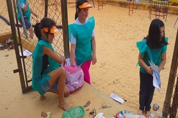 Alunos fazem limpeza em área de lazer do Jardim Fogaça