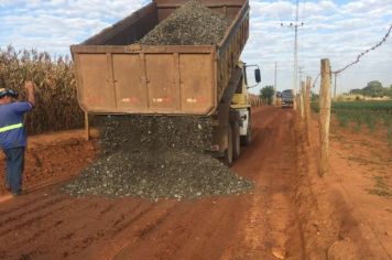 Prefeitura de Itapetininga realiza cascalhamento do trecho de terra da estrada José Corrêa de Moraes, entre Chapadinha e Chapada Grande