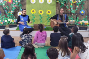  “Tarde de Histórias” reúne famílias no Espaço Estação Leitura