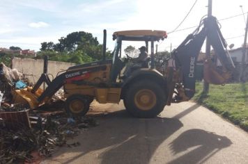 Prefeitura de Itapetininga realiza remoção de entulho da construção civil e podas de galhos na Vila Arruda