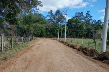 Secretaria de Serviços Públicos realiza manutenção em estrada rural entre os bairros da Pescaria e Rechã