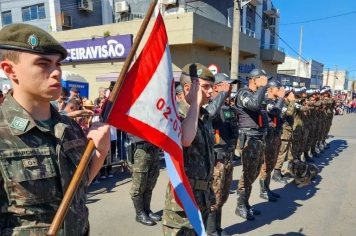 Desfile Cívico na rua Virgílio de Rezende celebra os 255 anos de Itapetininga
