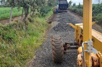 Secretaria de Serviços Públicos realiza manutenção com brita em estrada do bairro Sabiaúna