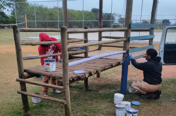 Secretaria de Serviços Públicos realiza pintura em parquinho no Jardim Monte Santo