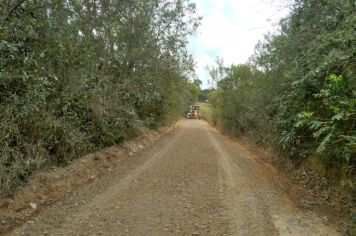 Prefeitura de Itapetininga faz nivelamento e o cascalhamento de pedras de  cinco bairros rurais de estradas de terras 