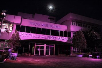 Paço Municipal e espaços públicos recebem iluminação especial em referência ao “Outubro Rosa”