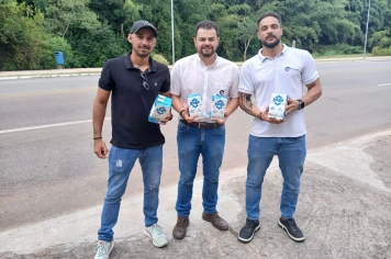 Organizadores da Corrida CB Run fazem entrega de 400 litros de leite que serão destinados ao Fundo Social de Solidariedade de Itapetininga
