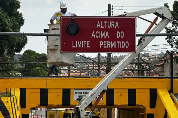 Prefeitura de Itapetininga instala dispositivo inteligente no Pontilhão do Olho d’Água que alerta motoristas sobre altura de veículos