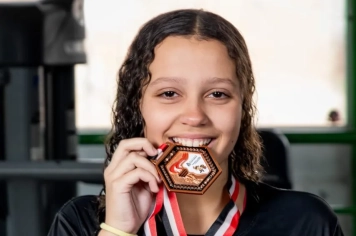 “Focada, motivada e prepara para 2026”, define a atleta Carolina Vilela Scheide que representa Itapetininga em competições de Natação