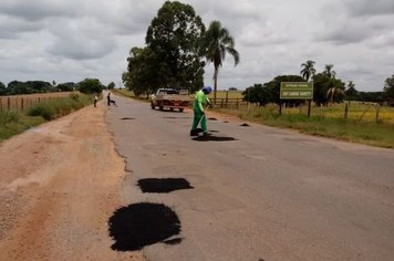 Secretaria de Obras realiza melhorias em estradas que dão acesso ao Rechã e Jardim Monte Santo