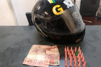 Equipe Bravo e do Canil da GCM localizam cocaína com homem próximo à Escola Municipal da Vila Paulo Ayres