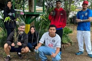 Integrantes do Movimento Jovem visitam o Viveiro de Mudas de Itapetininga para trabalhar com temática ambiental