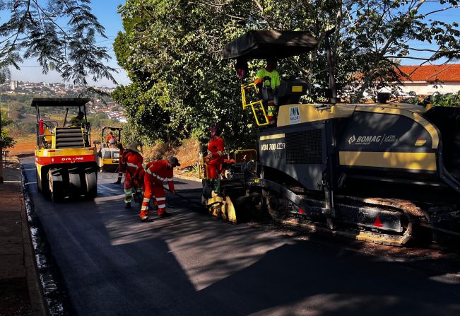 Programa de infraestrutura avança em Itapetininga e vila Belo Horizonte recebe asfalto novo, sarjetões e rampas de acessibilidade