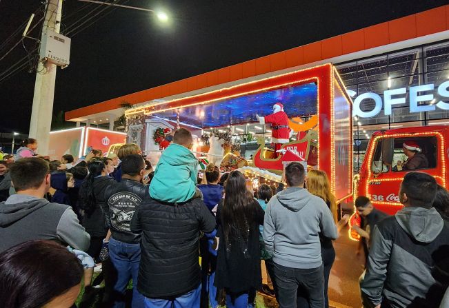 Caravana de Natal da Coca-Cola encanta milhares de famílias em desfile por Itapetininga