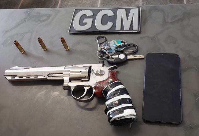 Guarda Municipal prende motorista embriagado e apreende simulacro de arma de fogo e munições