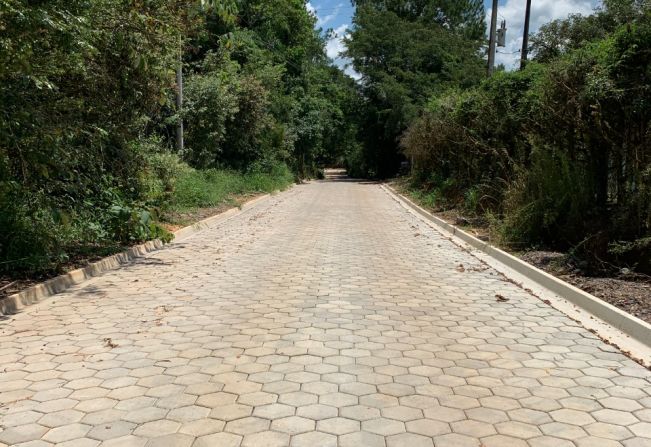 Pavimentação com piso intertravado avança na estrada na Vila Sotemo, em Itapetininga