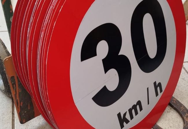 Secretaria de Trânsito investe em placas de sinalização